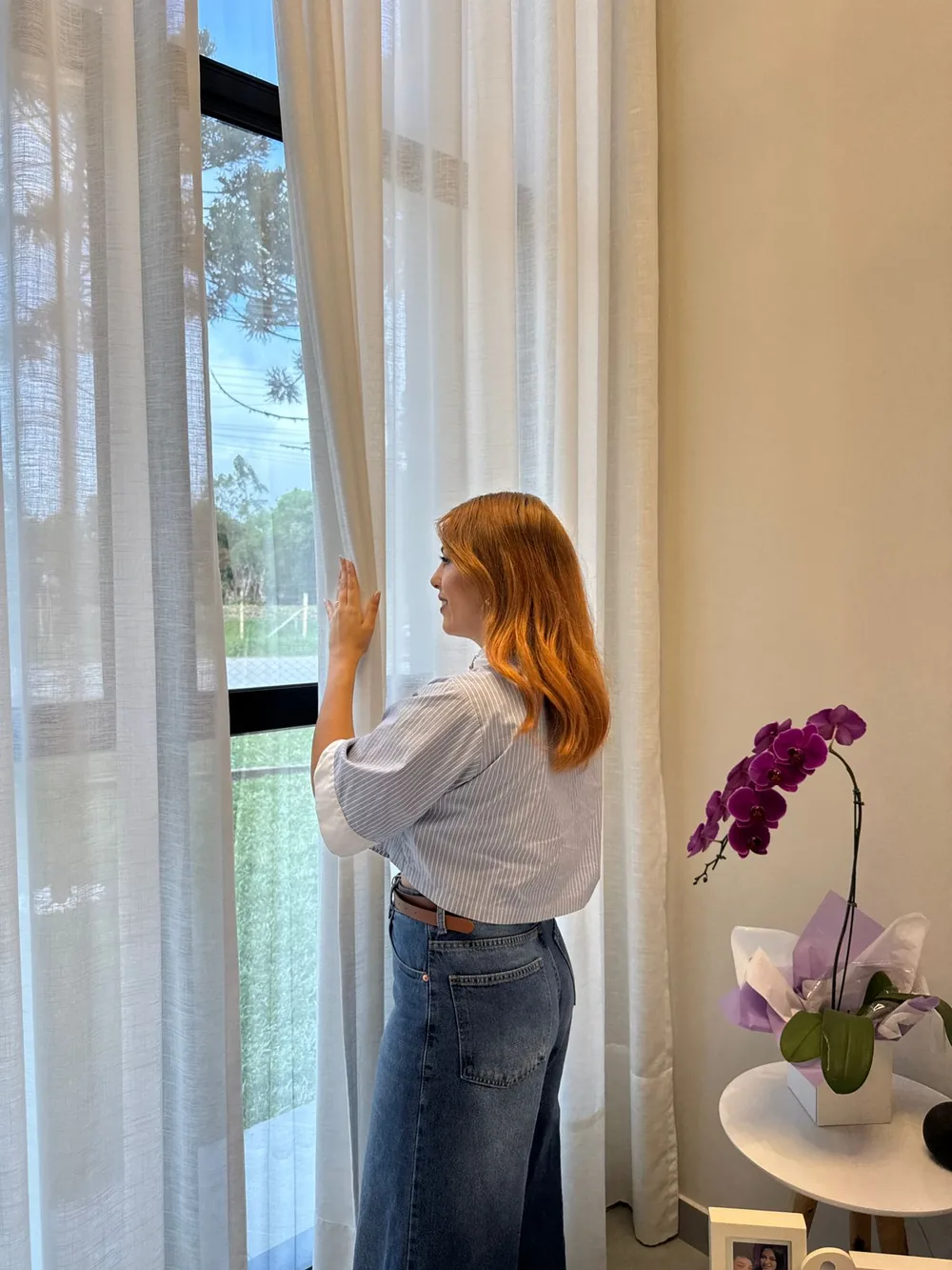Cortina sob medida em ambiente residencial premium